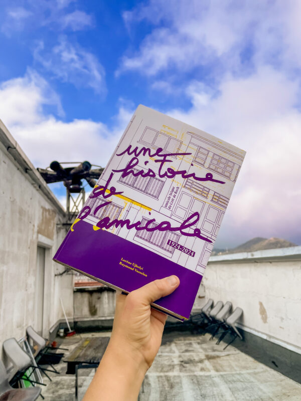 Couverture du livre Une histoire de l'amicale laïque du Crêt de Roch – Papier Feu, maison d’édition indépendante à Saint-Étienne